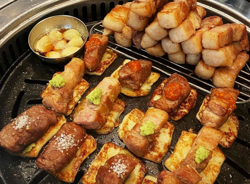 韓国の熟成サムギョプサルのお店「熟達テジ（スッタルテジ）焼きチーズに乗せてハチミツ