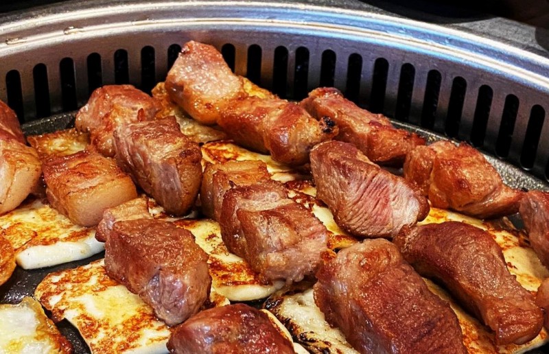 韓国の熟成サムギョプサルのお店「熟達テジ（スッタルテジ）焼きチーズに乗せてハチミツ