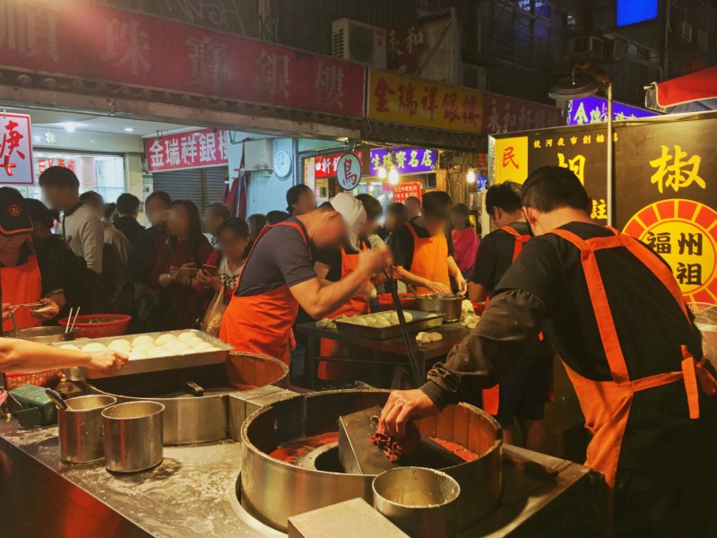 台北駅近くのB級グルメ「福州世祖胡椒餅（フージョウシーズーフージャオピン）」焼きたての香ばしい胡椒餅(こしょうもち)は、外サクサク、中ジューシー！