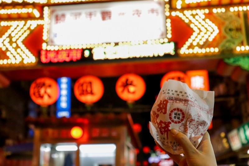 台北駅近くのB級グルメ「福州世祖胡椒餅（フージョウシーズーフージャオピン）」焼きたての香ばしい胡椒餅(こしょうもち)は、外サクサク、中ジューシー！