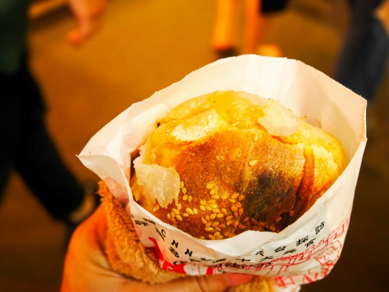 台北駅近くのB級グルメ「福州世祖胡椒餅（フージョウシーズーフージャオピン）」焼きたての香ばしい胡椒餅(こしょうもち)は、外サクサク、中ジューシー！