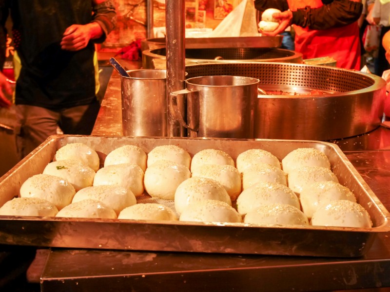 台北駅近くのB級グルメ「福州世祖胡椒餅（フージョウシーズーフージャオピン）」焼きたての香ばしい胡椒餅(こしょうもち)は、外サクサク、中ジューシー！