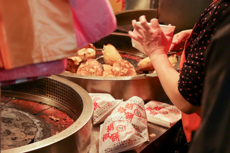 台北駅近くのB級グルメ「福州世祖胡椒餅（フージョウシーズーフージャオピン）」焼きたての香ばしい胡椒餅(こしょうもち)は、外サクサク、中ジューシー！