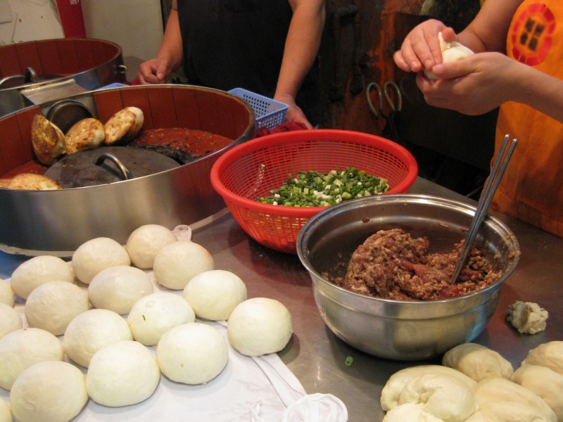 焼きたての香ばしい胡椒餅(こしょうもち)は、外サクサク、中ジューシー！